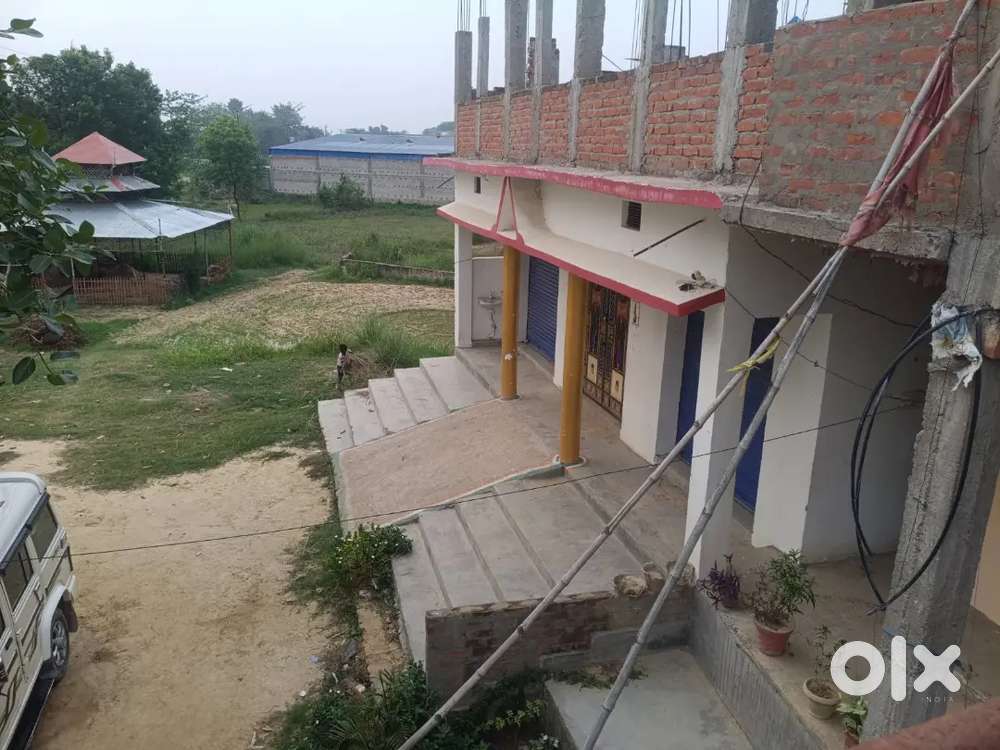 Bypass me Shop bank showroom ke liye shutter khali hai
