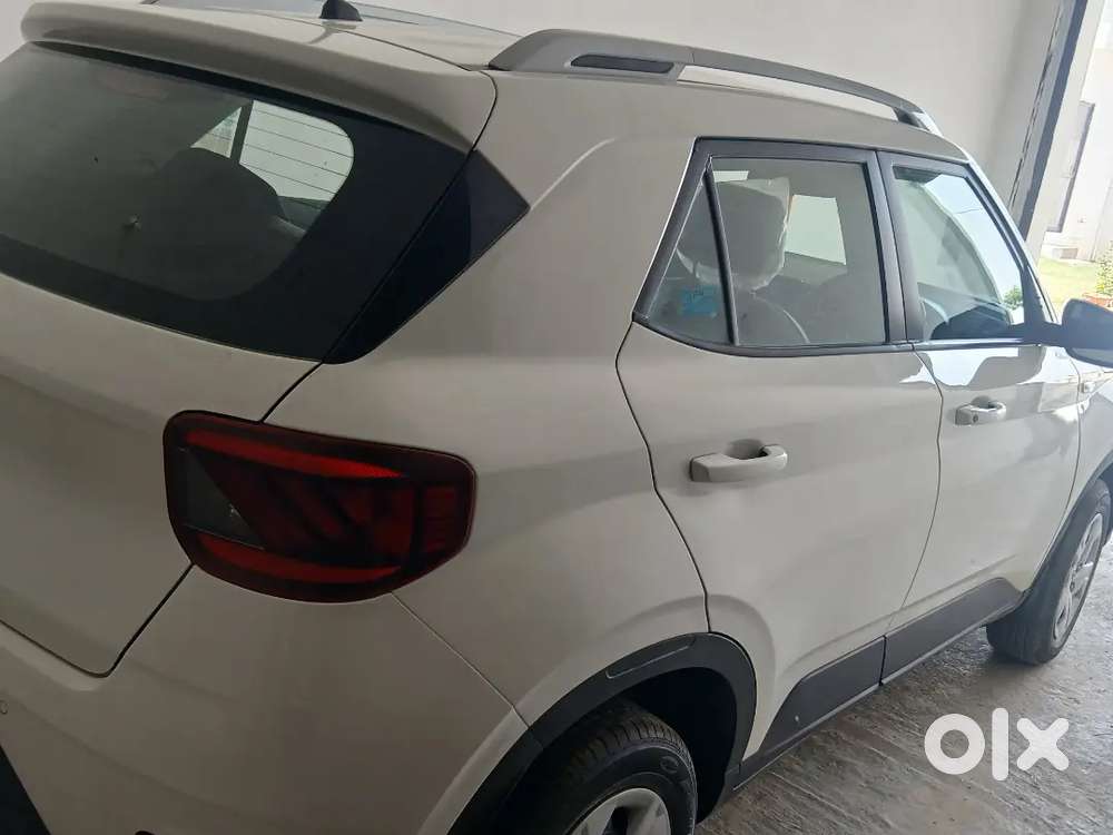 Hyundai Venue 2021 Petrol 21770 Km Driven