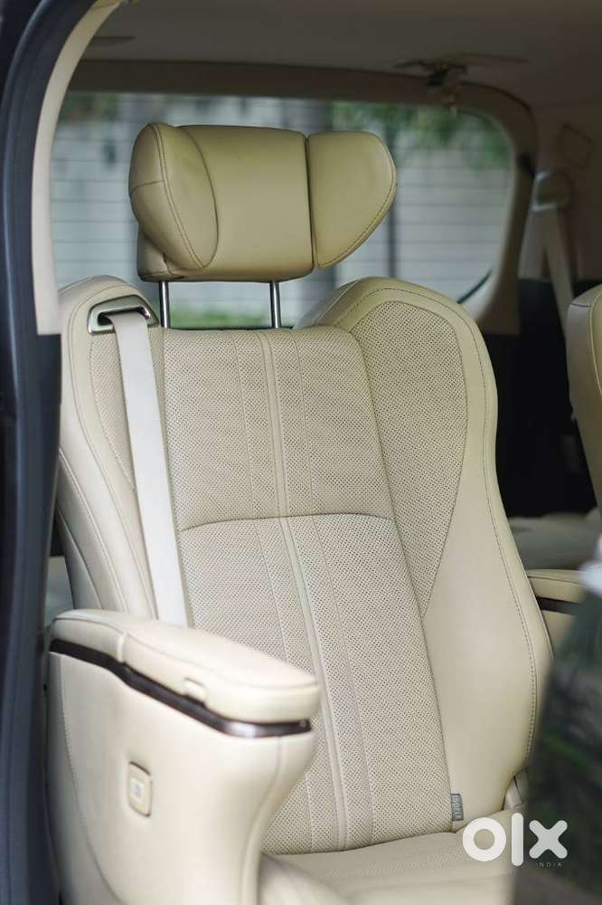 Toyota Vellfire 2.5 Executive Lounge, 2023, Petrol