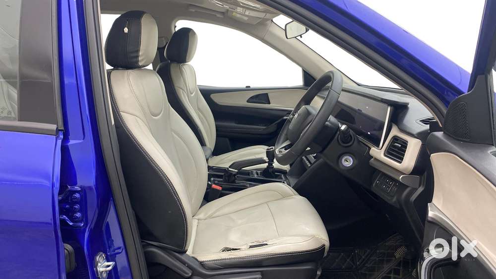 Mahindra Xuv700 2.0 Ax 5 Petrol Mt Str, 2022, Petrol