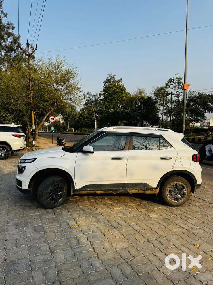 Hyundai Venue 2024 Petrol Well Maintained
