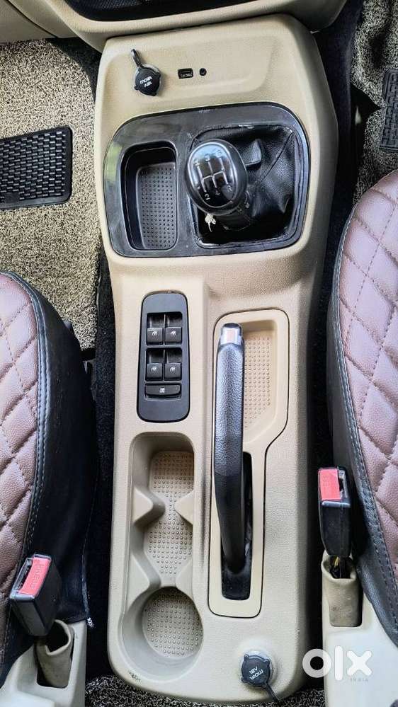 Mahindra Tuv 300 T8, 2017, Petrol