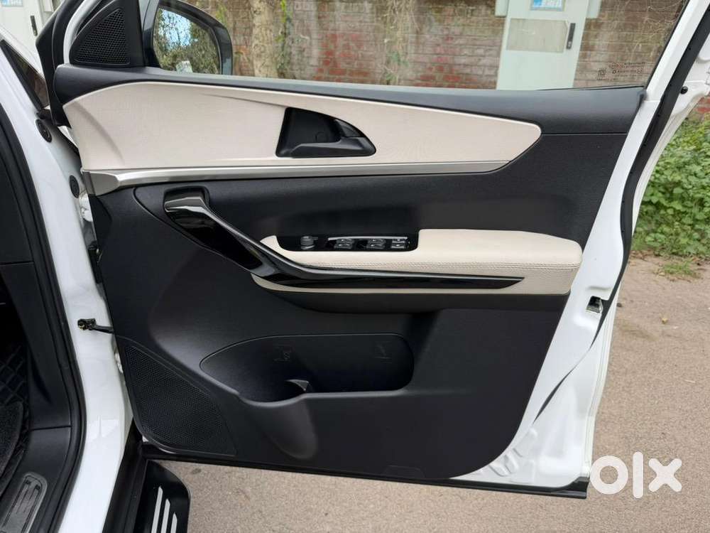 2022 Mahindra Xuv700 Ax5 Automatic
