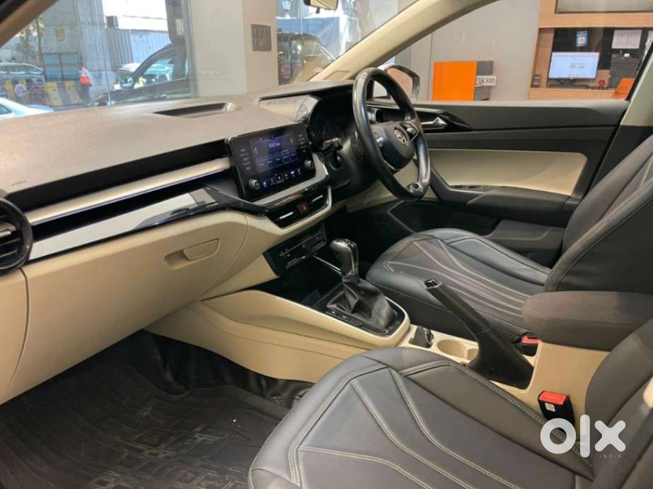 Skoda Slavia Ambition 1.0l Tsi At, 2022, Petrol