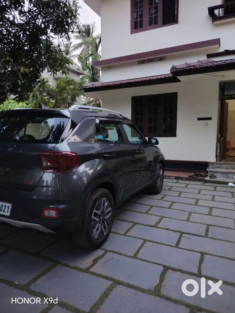 Hyundai Venue 2021 Petrol 12800 Km Driven