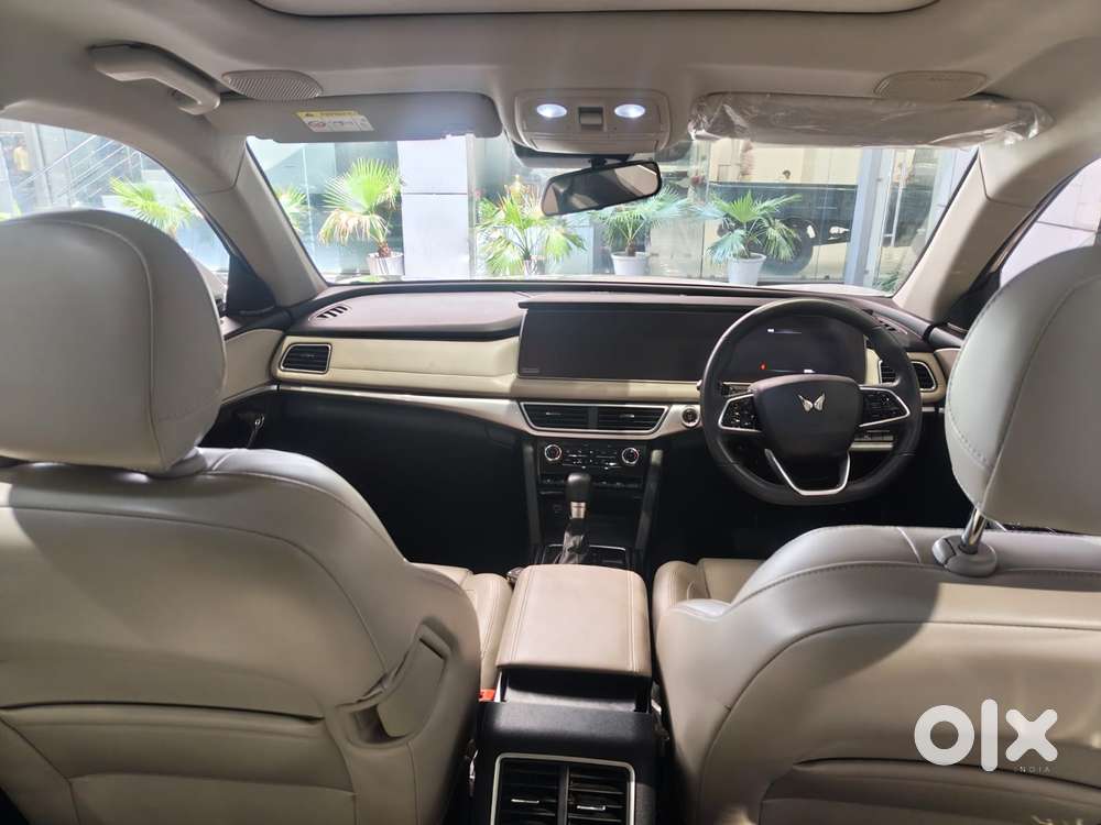 Mahindra Xuv700 2.0 Ax 7 Petrol At Luxury Pack Str, 2023, Petrol