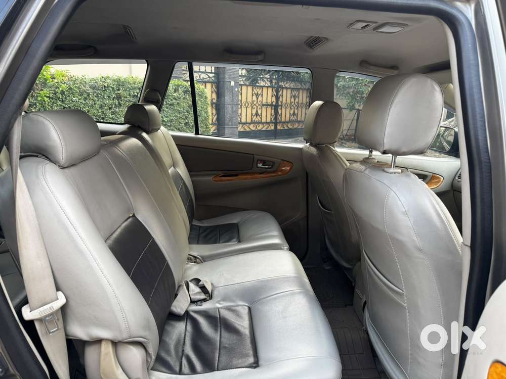 Toyota Innova 2.5 V Diesel 8-seater, 2011, Diesel