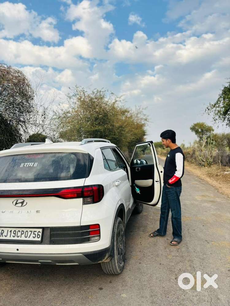 Hyundai Venue 2024 Petrol 14000 Km Driven