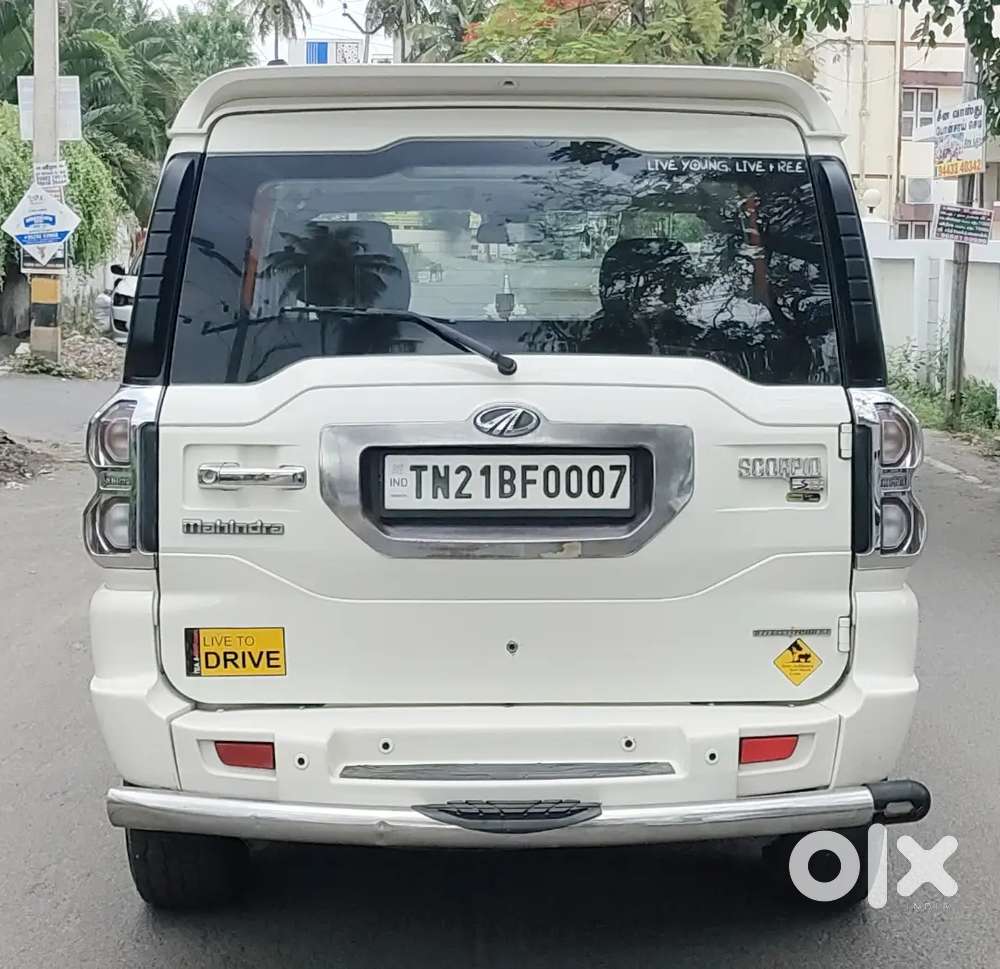 Mahindra Scorpio S10