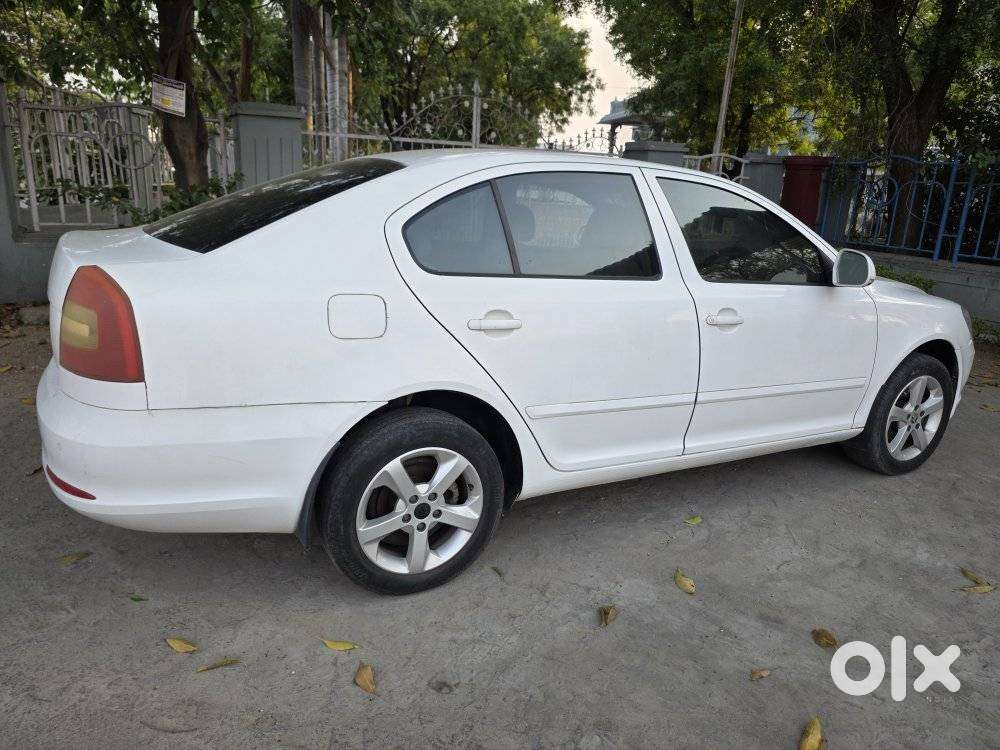 Skoda Laura Ambiente 2.0 Tdi Cr Manual, 2011, Diesel