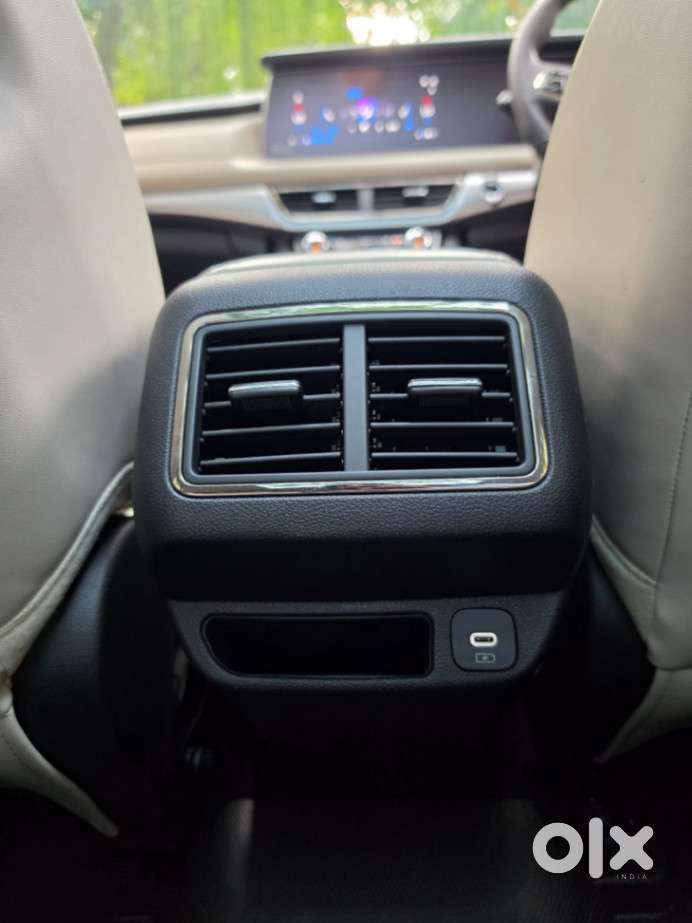Mahindra Xuv700 2.2 Ax 7 Diesel At Luxury Pack Str Awd, 2025, Diesel