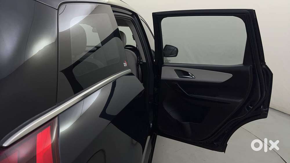 Mahindra Xuv700 2.2 Ax 7 Diesel Mt Luxury Pack Str, 2022, Diesel