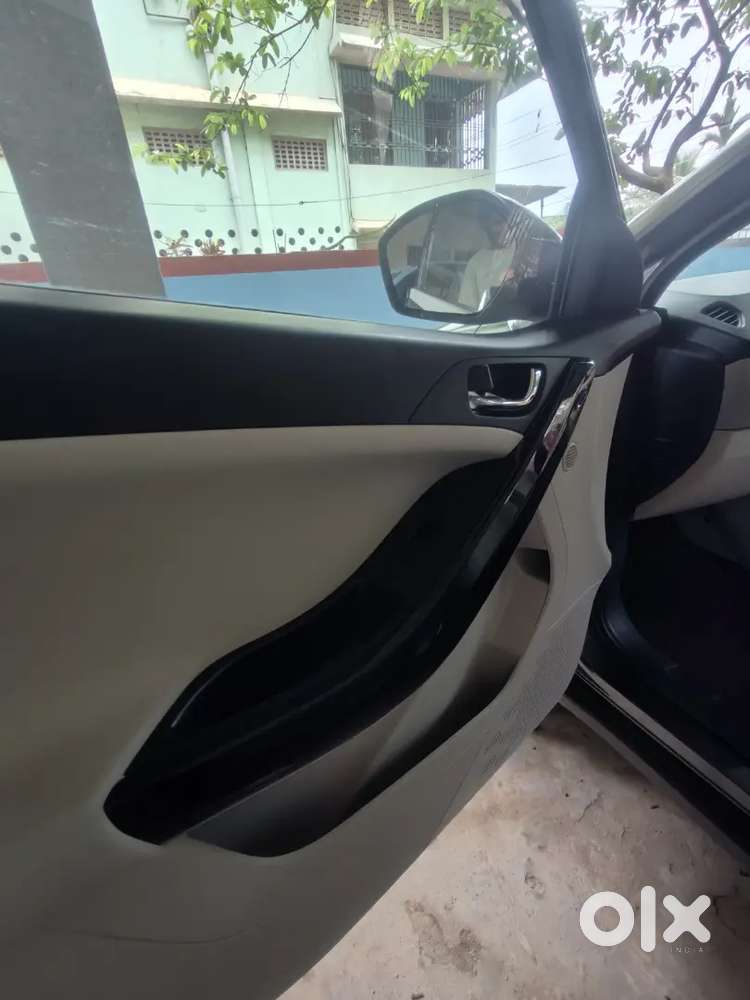 Top Model With Sunroof Under 5000 Km