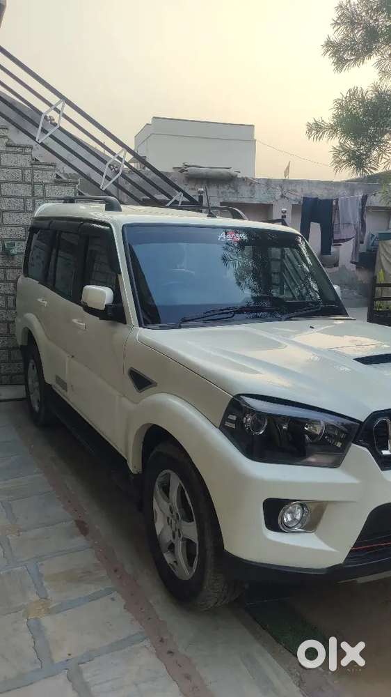 शोरूम कंडीशन गाड़ी है चारों टायर 50% है