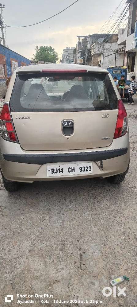 कार में चारों टायर नए हैं और बीमा भी चालू है