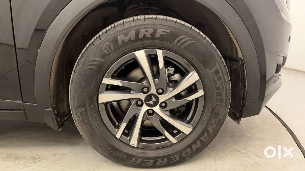 Mahindra Xuv700 2.0 Ax 5 Petrol Mt 7 Str, 2025, Petrol