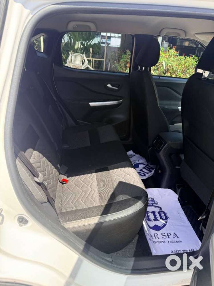 Nissan Magnite 1.0 Xv Premium, 2022, Petrol