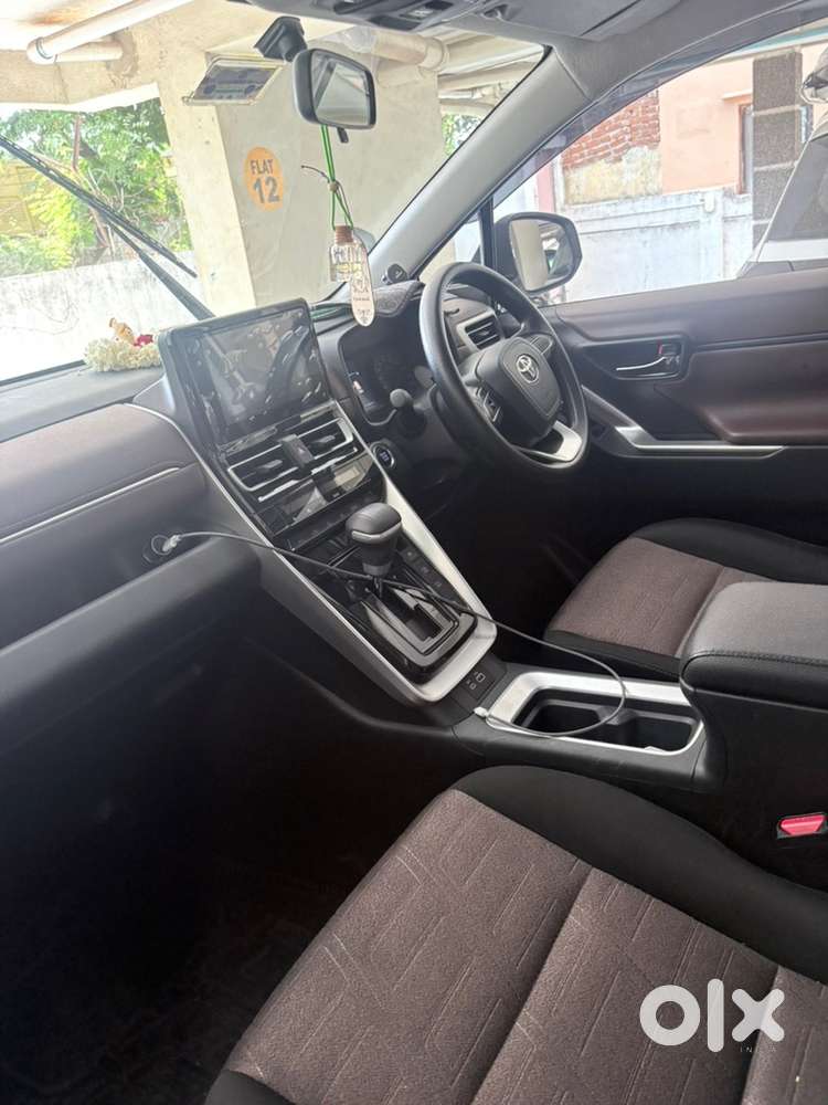 Toyota Innova Hycross 2025 Petrol