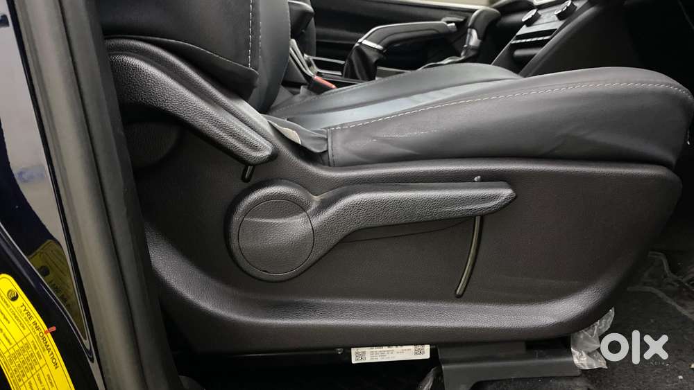 Mahindra Xuv700 2.0 Ax 5 Petrol At Str, 2023, Petrol