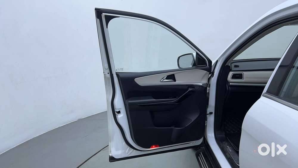 Mahindra Xuv700 2.0 Ax 7 Petrol At Str, 2022, Petrol