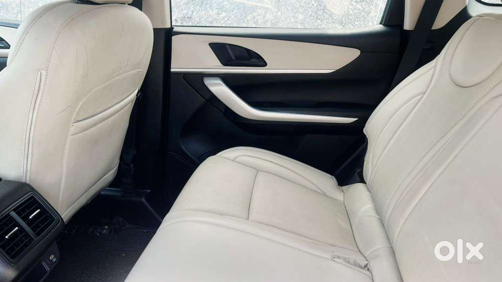 Mahindra Xuv700 2.0 Mx Petrol Mt 5 Str, 2023, Petrol