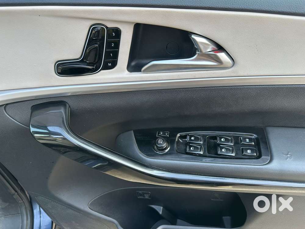 Mahindra Xuv700 2.0 Ax 7 Petrol Mt Str, 2022, Petrol