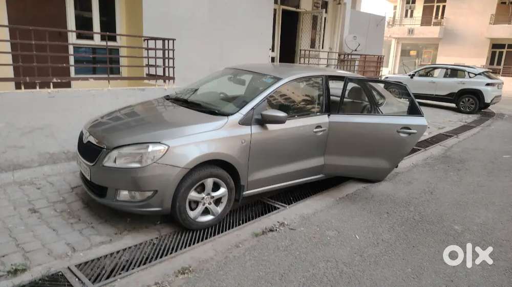 Skoda Rapid 2013 Petrol 85000 Km Driven Delhi Number