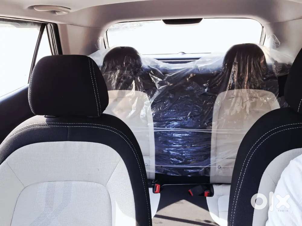 Hyundai Venue 2025 Petrol 6500 Km Driven