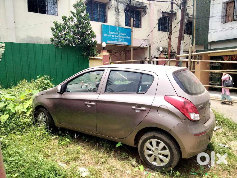 Colour Bronze,tax Paid Upto 39/02/2028,no Of Cylinder 04