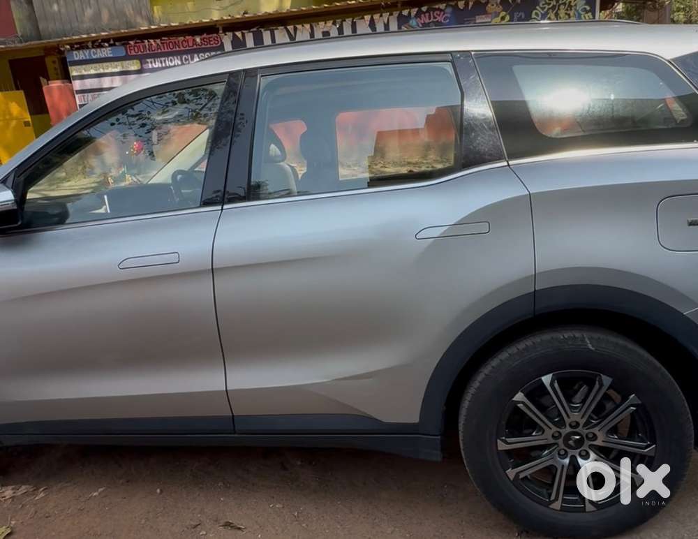 Mahindra Xuv700 2023 Petrol 19522 Km Driven