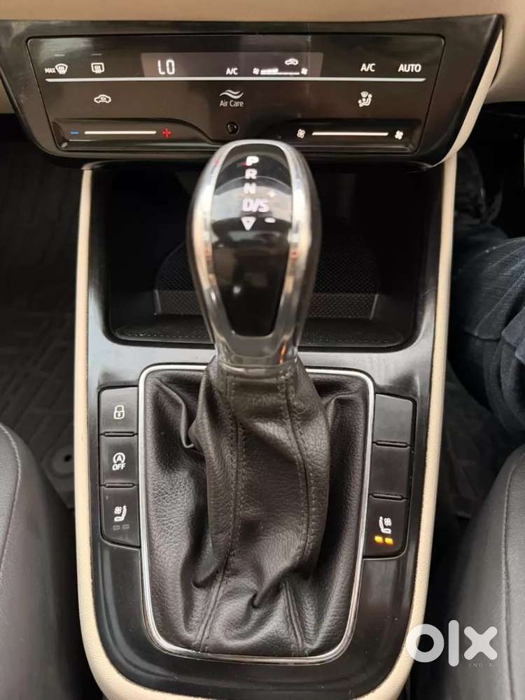 Skoda Slavia Style 1.0l Tsi At, 2023, Petrol
