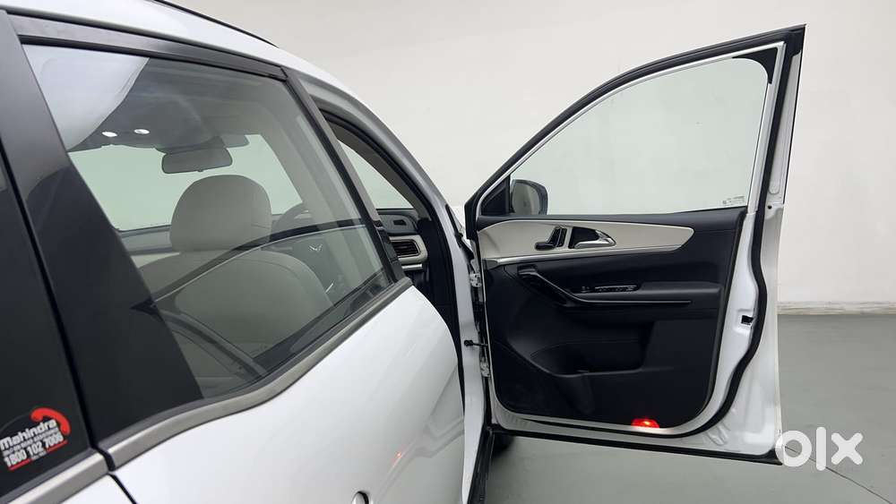 Mahindra Xuv700 2.0 Ax 7 Petrol At Str, 2024, Petrol
