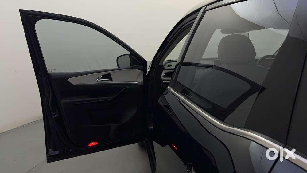 Mahindra Xuv700 2.2 Ax 7 Diesel Mt Luxury Pack Str, 2022, Diesel