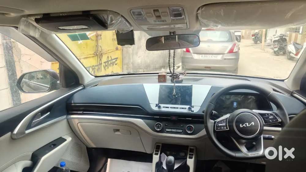 Kia Carens 2025 Petrol Well Maintained