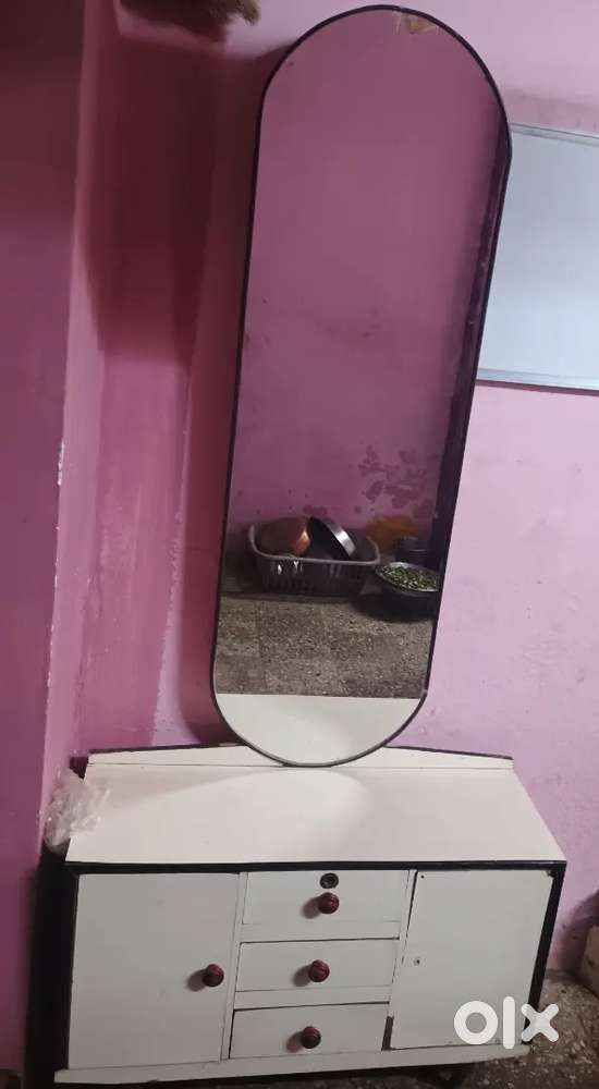 ड्रेसिंग टेबल