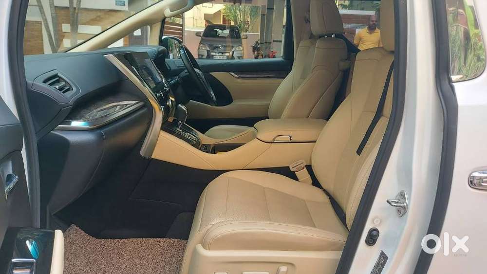 Toyota Vellfire 2.5 Executive Lounge, 2023, Cng & Hybrids
