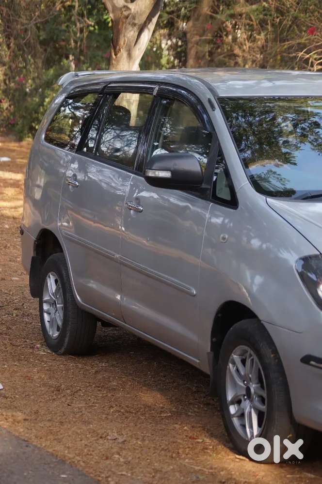 Toyota Innova 2.5v 8 Seater Diesel Engine Top Model For Sale