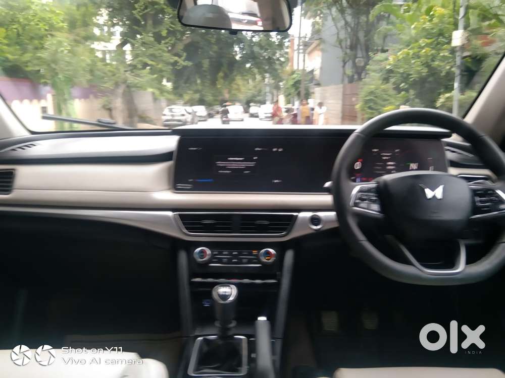 Mahindra Xuv700 2.0 Ax 7 Petrol Mt Str, 2025, Petrol