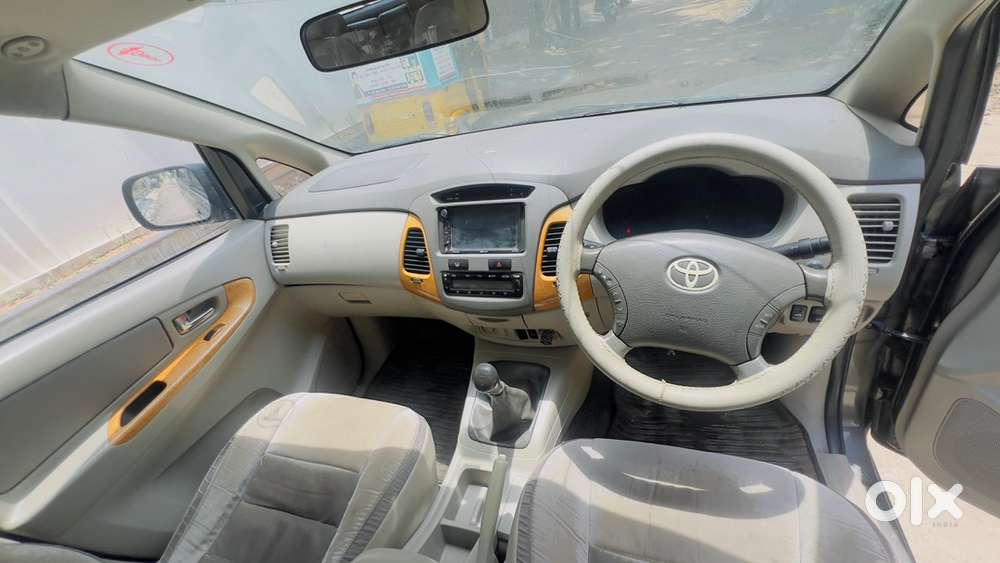 Toyota Innova Diesel 2011 2.5 V Bucket Seats