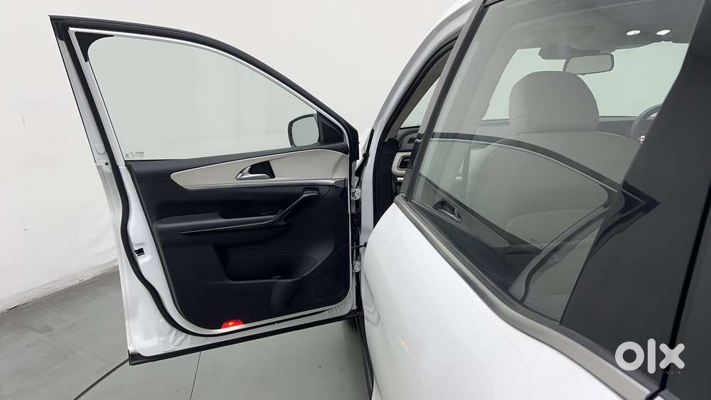 Mahindra Xuv700 2.0 Ax 7 Petrol At Str, 2024, Petrol