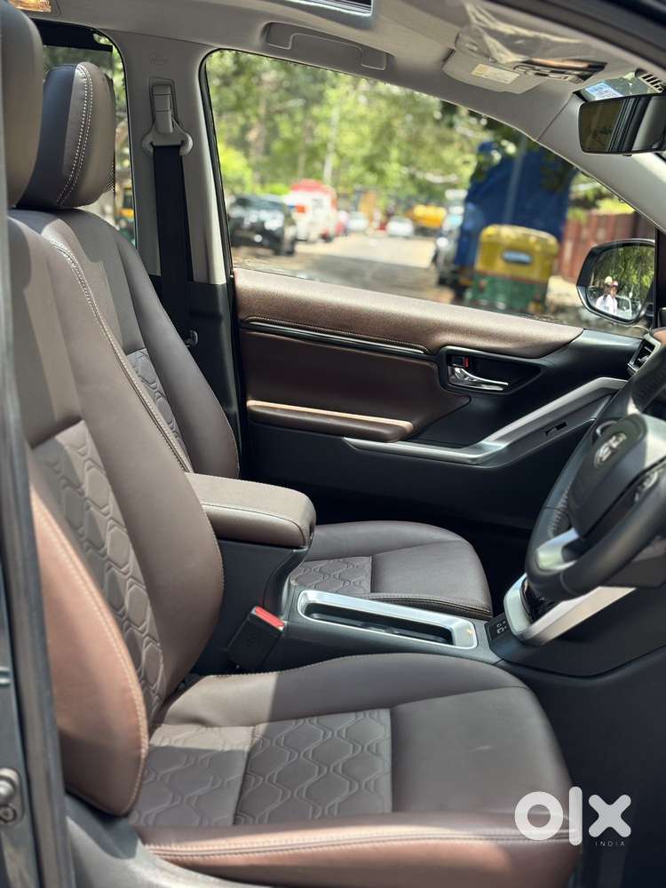 Toyota Innova Hycross 2.0 Zx (o) Hybrid 7 Str, 2025, Petrol