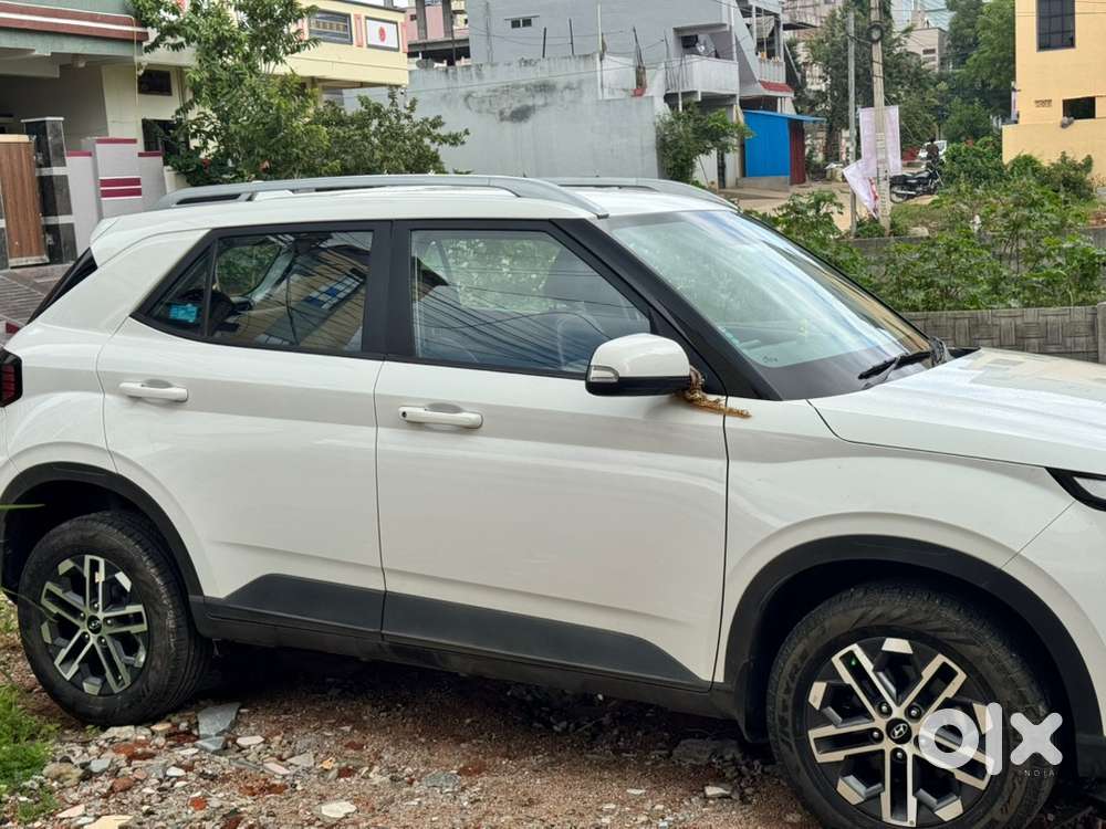 Hyundai Venue Petrol 2023- Non -accidental Well Maintained Less Driven