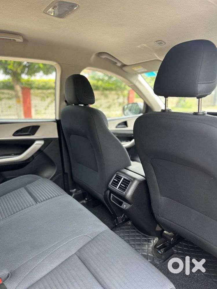 Mahindra Xuv700 2.0 Mx Petrol Mt 5 Str, 2023, Petrol