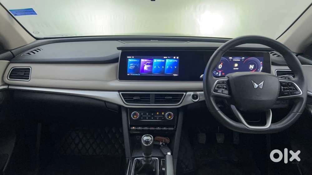 Mahindra Xuv700 2.0 Ax 7 Petrol Mt Str, 2022, Petrol