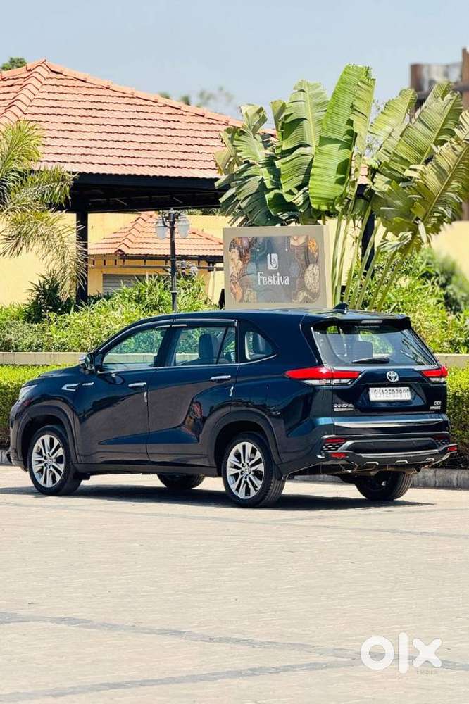 Toyota Innova Hycross 2.0 Zx (o) Hybrid 7 Str, 2023, Petrol