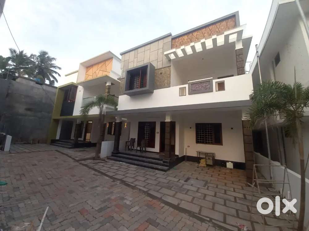 3 Bhk Gated villa kakkanad Thevakkal kuzhivellippady For Sale Houses