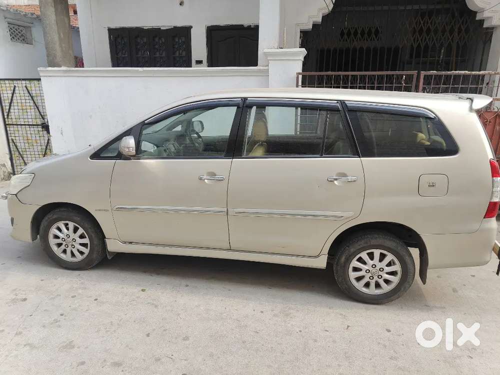 Toyota Innova 2.5v 7 Seater Gold Colour Complete Showroom Track