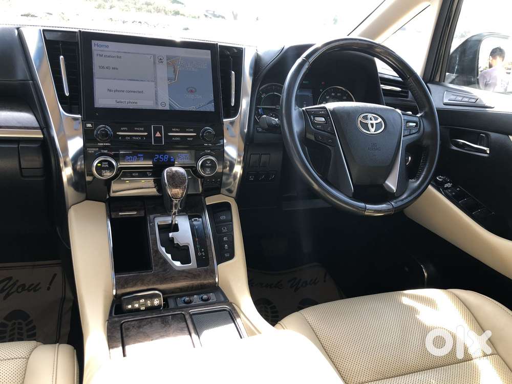 Toyota Vellfire 2.5 Executive Lounge, 2023, Cng & Hybrids
