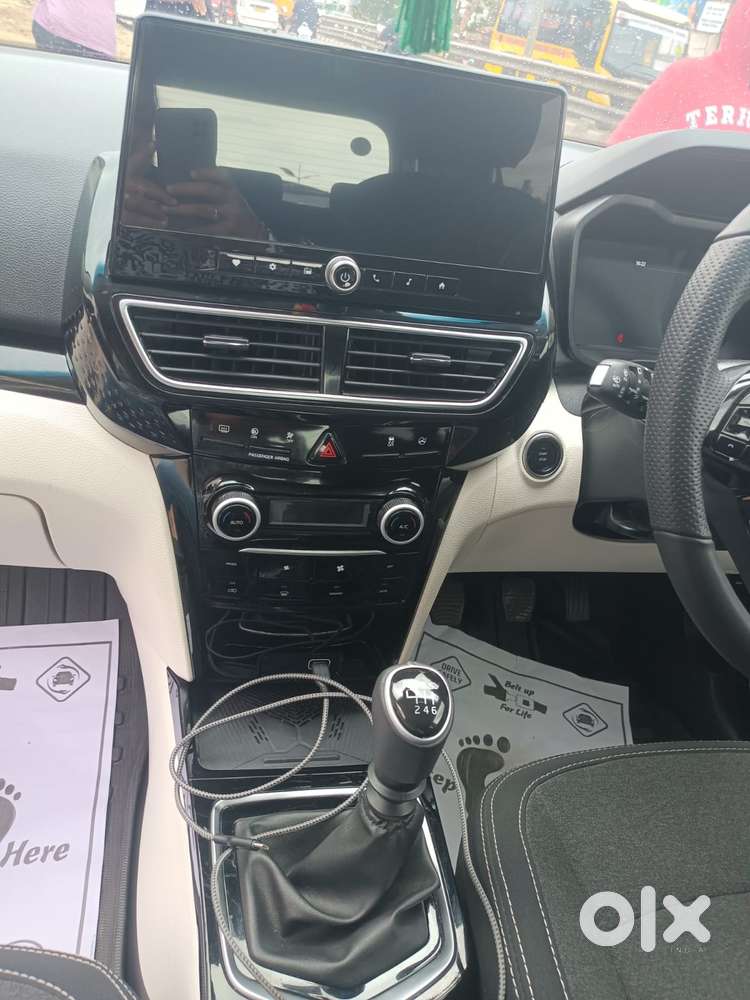 Mahindra Xuv 3xo Ax5 Pm Mt, 2025, Petrol
