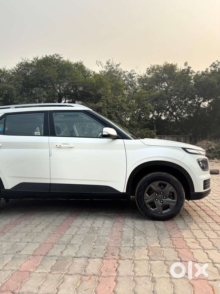 Hyundai Venue Sx Mt, 2023, Petrol